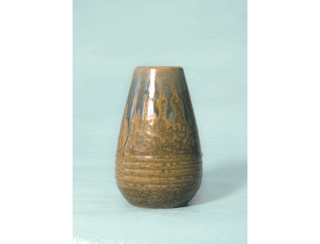 <p>Vase en grés émaillé nuance de beige et de vert</p>